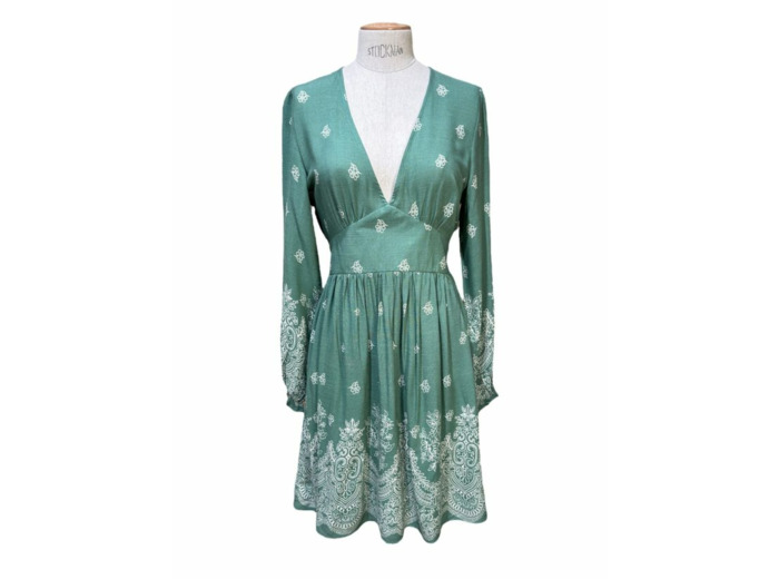 IN APRIL 1986 ROBE COURTE R5056