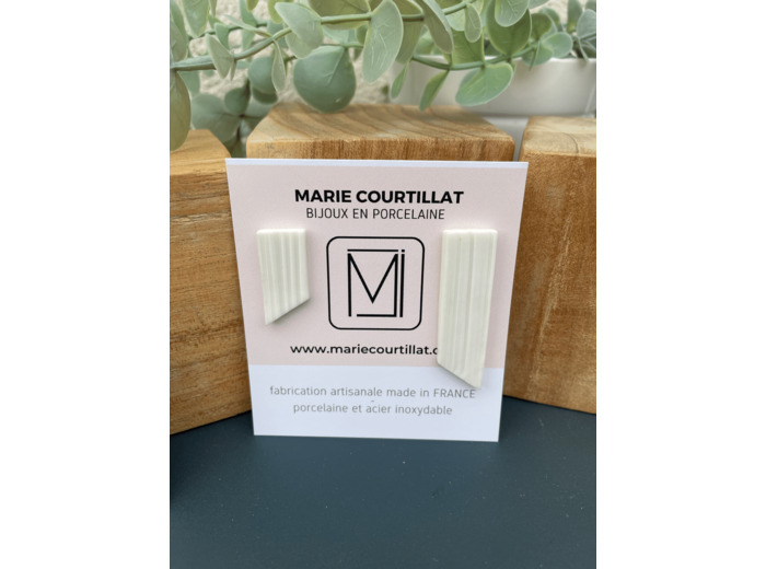 Clous d'oreille asymétriques en porcelaine blanche