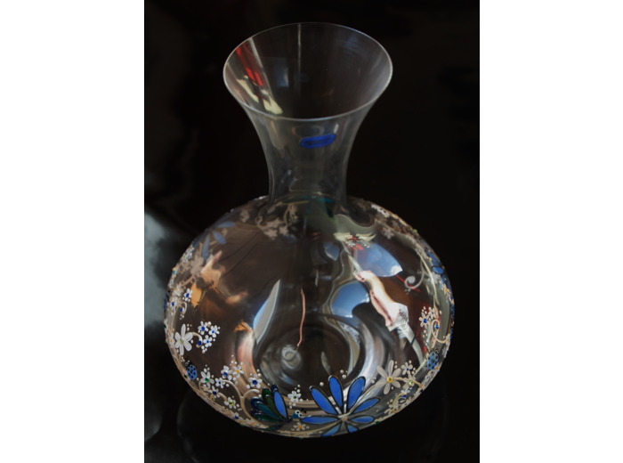 Joli carafe en cristallin peinte à la main dans les tons bleus et décorée de coccinelles et de libellules voletant au milieu des fleurs