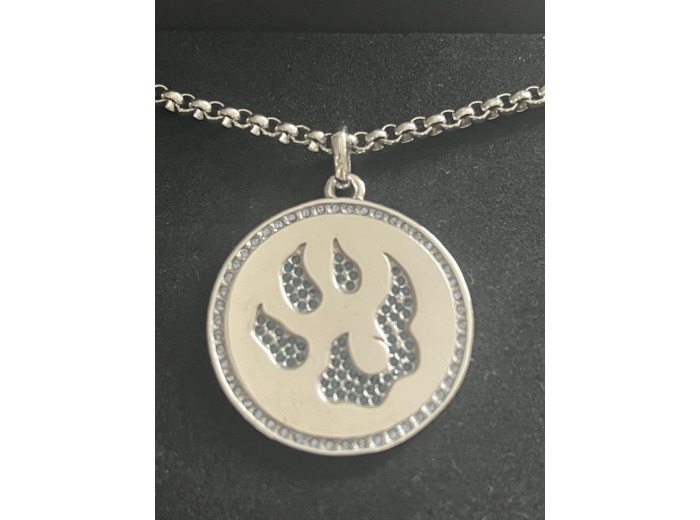 Médaille Malabar Manufacture patte de chien, argent massif, pierres Swarovski full strass Light Saphir Montana