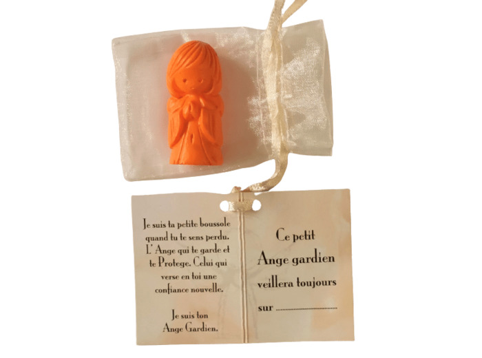 Ange Gardien Garçon -en Albaster 4,5cm colorisé orange dans tulle