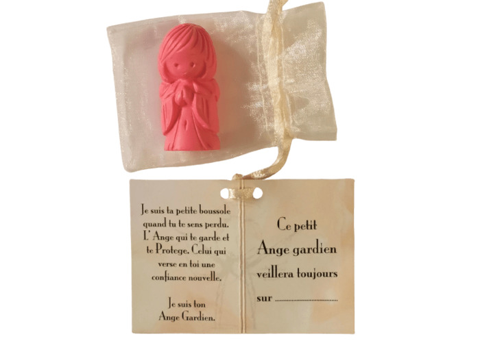 Ange Gardien Garçon -en Albaster 4,5cm colorisé rose dans tulle