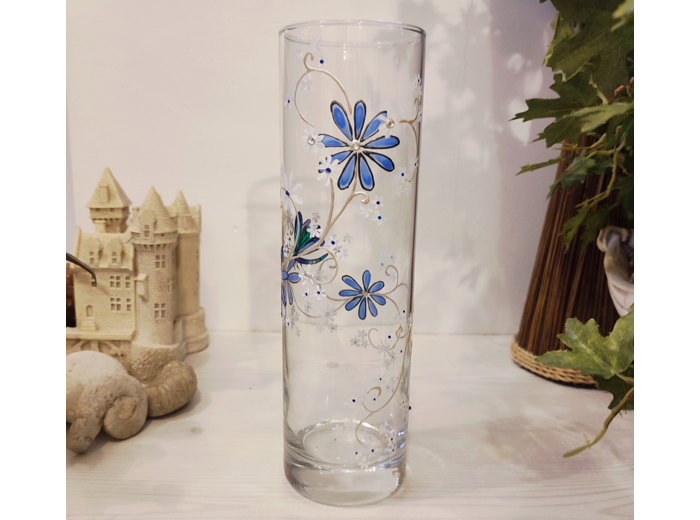 Grand vase artisanal peint à la main aux coloris bleus et blancs représentant une libellule voltant de fleur en fleur