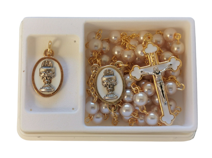 Coffret COMMUNION avec Chapelet doré imitation perle + médaille dorée
