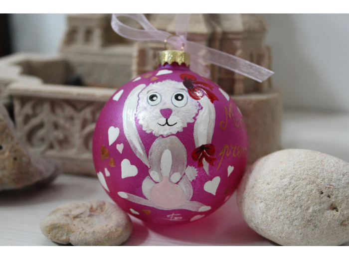 Jolie boule de noël en verre peinte à la main représentant une petite lapine coquine personnalisable par le prénom de votre choix