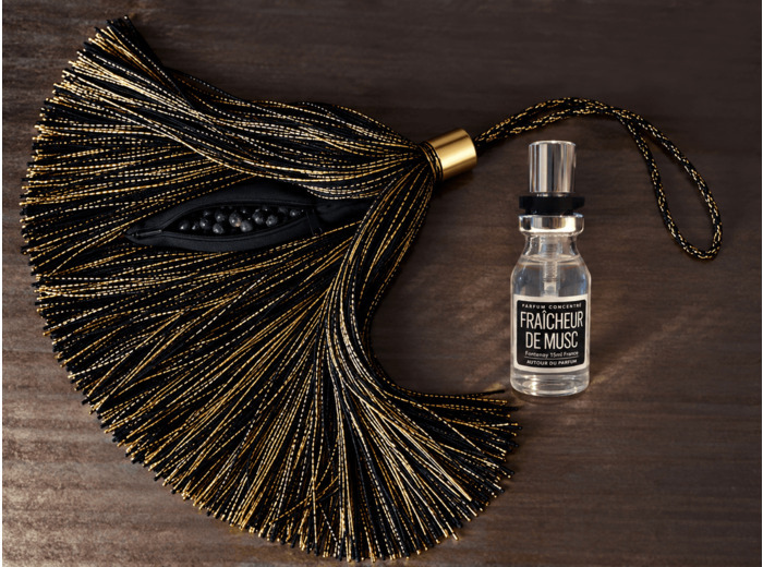 Pompon parfumé fraîcheur de musc décoratif & rechargeable – Autour du Parfum – Fabrication française