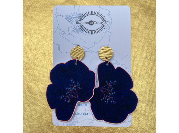 Boucles d'oreilles demi fleur asymétriques coloris bleu foncé