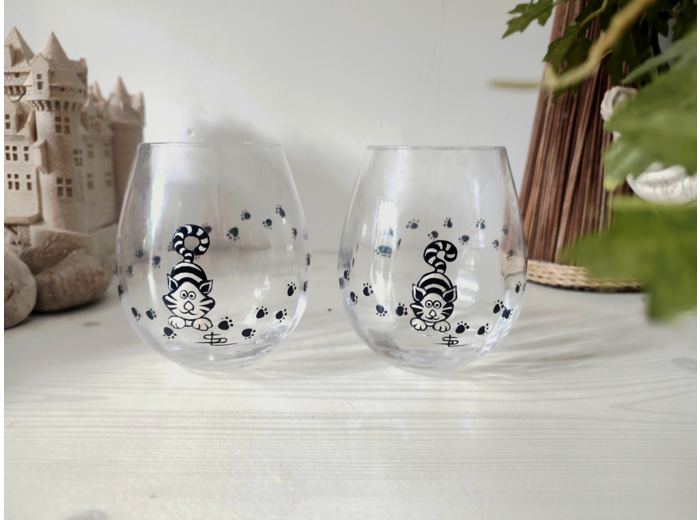 Duo de deux verres à whisky en cristal peints à la main représentant deux petits chats qui vous observent
