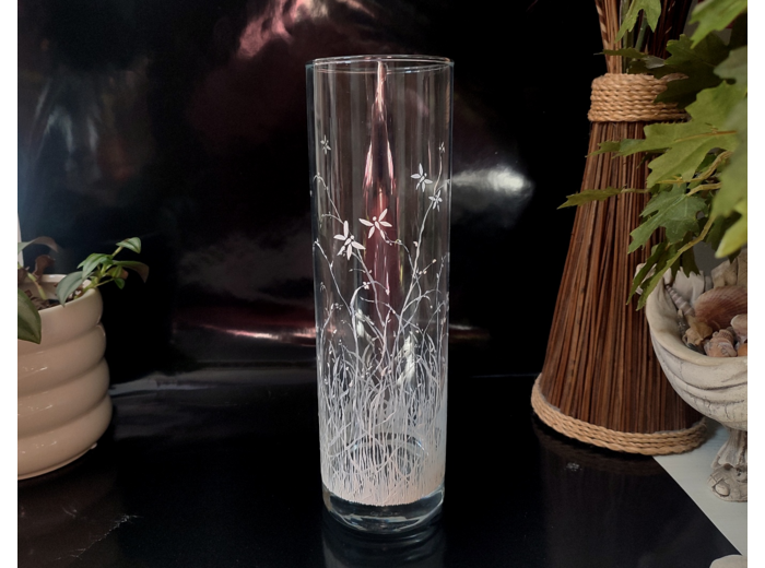 Vase peint à la main sur le thème du printemps ou de jolies libellules volent légèrement au dessus d'un champs de fleurs blanches