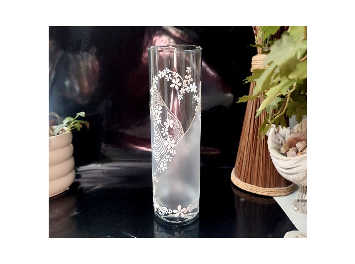 Joli vase peint à la main décoré d'une volute de jolies fleurs blanche