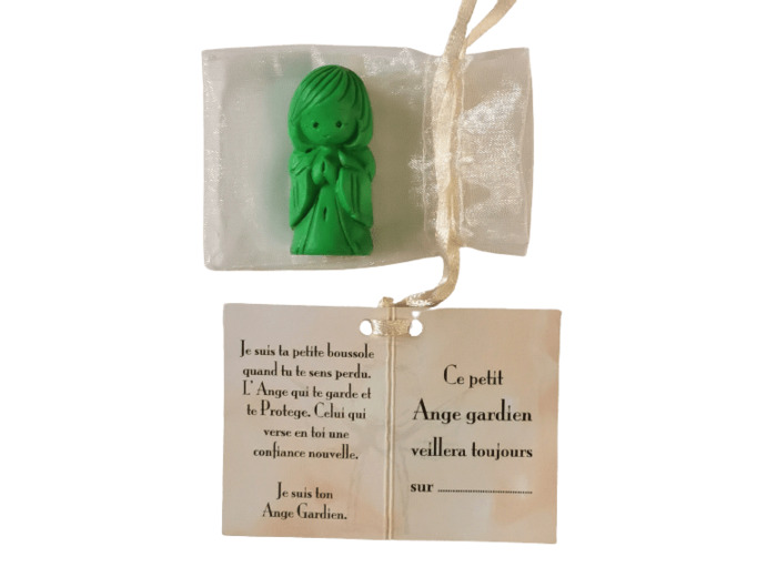 Ange Gardien Garçon -en Albaster 4,5cm colorisé vert dans tulle