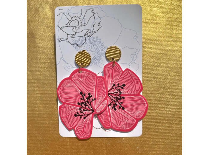 Boucles d'oreilles demi-fleurs asymétriques coloris rose pistils noirs