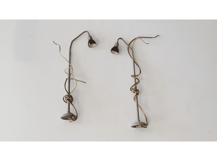 HO ACCESSOIRE DECOR LOT DE 2 LAMPADAIRES EN METAL SANS BOITE