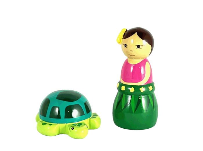 Fillette Thaitienne en bois tourné 10cm avec tortue  + boite