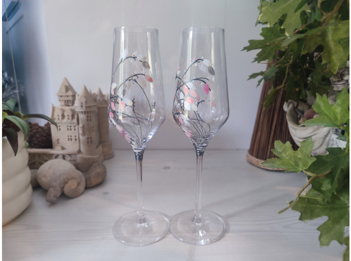 Verres à pied en cristal décoré à la main aux coloris pastels allant du blanc au rosé représentant de jolies fleurs de dune