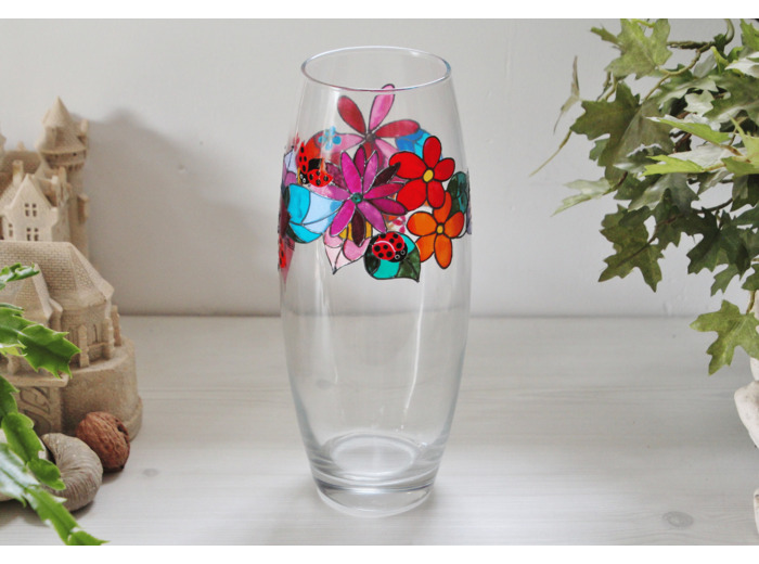Beau Vase trés coloré peint à la main sur le thème du printemps ou de petites coccinelles se promènent au milieu des fleurs, pièce unique