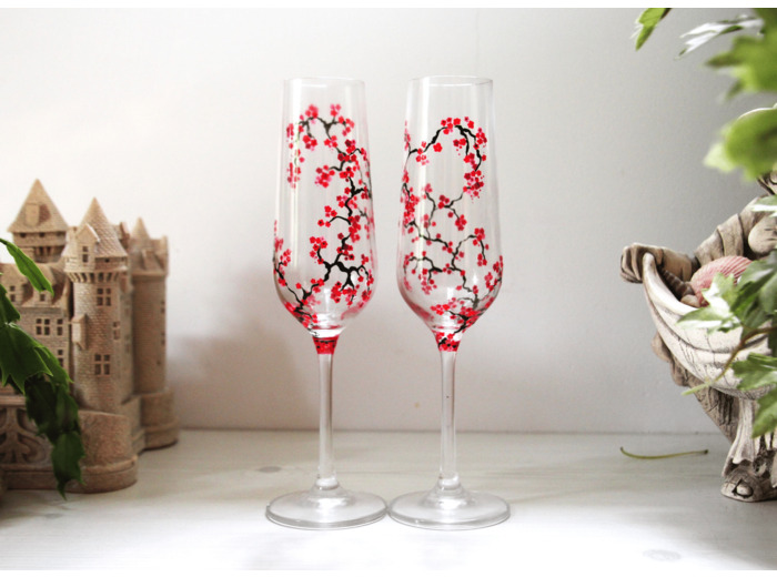 Lot de deux flutes à champagne peintes à la main personnalisable sur le thème des cerisiers du Japon au coloris rouges et noirs