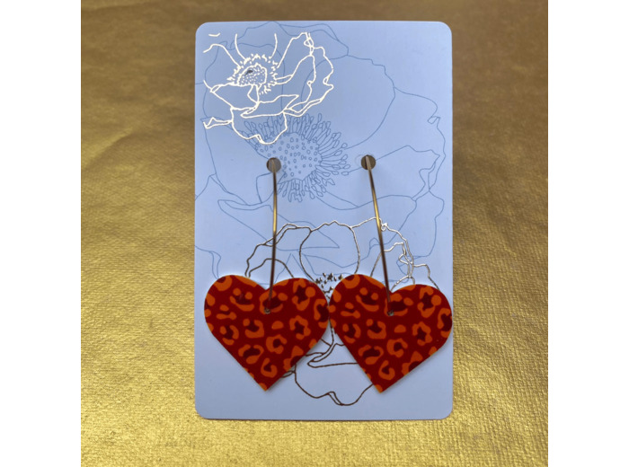 Boucles d'oreilles créoles coeur fond rouge motif léopard orange