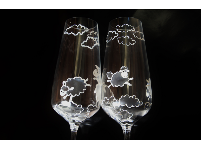Flutes blanches en cristal peintes à la main représentant des petits moutons jouant dans les nuages Pièces uniques et personnalisables