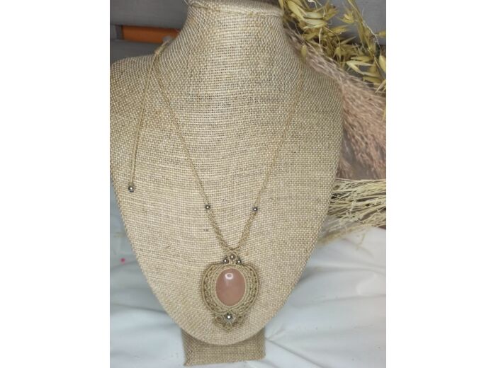 collier avec médaillon en quartz rose en micromacramé fait main