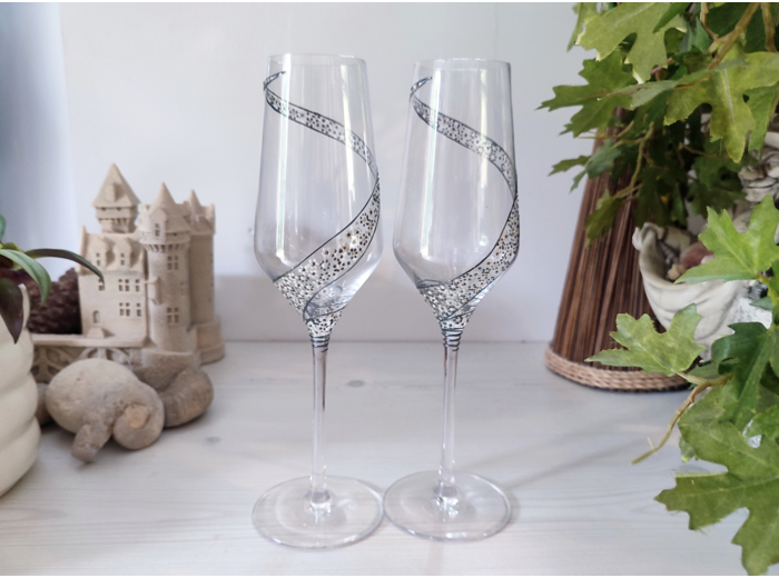 Flutes peintes à la main décorées de petites fleurs en forme de spirale blanches nacrées et argentés en relief