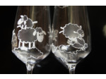 Deux flutes blanches en cristal peintes à la main représentant des petits moutons jouant dans les nuages Pièces uniques et personnalisables