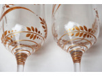 Lot de deux flutes à champagne peintes à la main et personnalisables au coloris doré décorées de feuillages pour fêter ses noces de froment