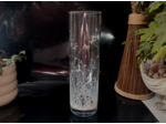 Vase peint à la main sur le thème du printemps ou de jolies libellules volent légèrement au dessus d'un champs de fleurs blanches