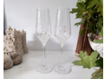 Lot de deux flutes à champagne peintes à la main personnalisables décorées de jolies fleurs blanches crème et de petits coeurs roses