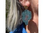 Boucles d'oreilles demi-fleurs asymétriques coloris vert foncé pistils rouges
