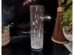 Vase peint à la main sur le thème du printemps ou de jolies libellules volent légèrement au dessus d'un champs de fleurs blanches