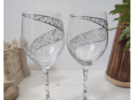 Verres en cristal peints à la main décorés de  fleurs blanches nacrées et argentés en relief