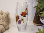 Joli vase peint à la main aux couleurs chaudes de l'automne ou une guirlande de feuilles mortes sillonnent la paroi du vase original signé