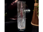 Vase peint à la main sur le thème du printemps ou de jolies libellules volent légèrement au dessus d'un champs de fleurs blanches