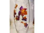 Joli vase peint à la main aux couleurs chaudes de l'automne ou une guirlande de feuilles mortes sillonnent la paroi du vase original signé
