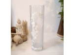 Joli vase peint à la main décoré d'une volute de jolies fleurs blanche