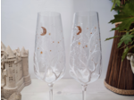 Flutes à champagne en cristal peintes à la main blanc perle personnalisables décorées par une forêt d'arbres enneigés sous la lune