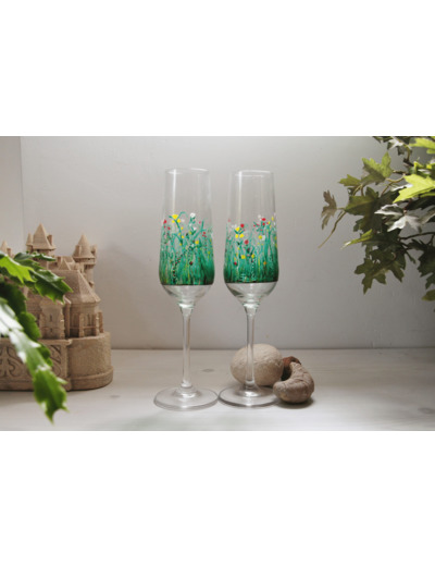 Duo de verres à pied en cristal décoré à la main très colorés représentant un champs de jolies fleurs multicolores, personnalisables