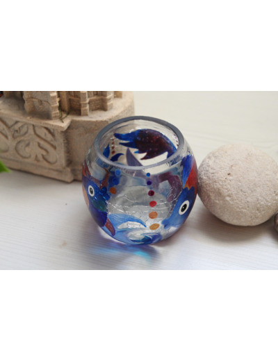 Photophore en verre craquelé peint à la main sur le thème des poissons des îles dans les tons bleus.