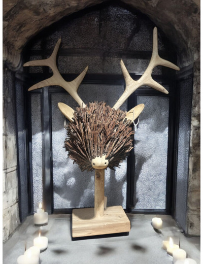 Sculpture en bois en forme de tête de cerf sur socle