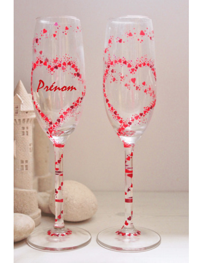 Duo de flutes à champagne saint valentin, peintes à la main, décorées de bouquets de petits coeurs rouges en forme de coeur, pièces uniques