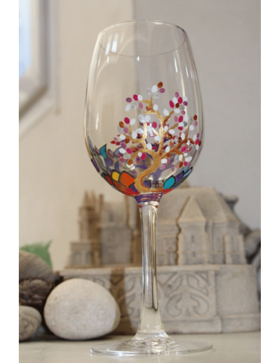 Joli verre à vin en cristal très colorés peint à la main sur le thème du printemps décoré d'arbres fleuris pommiers à fleurs arbre du japon