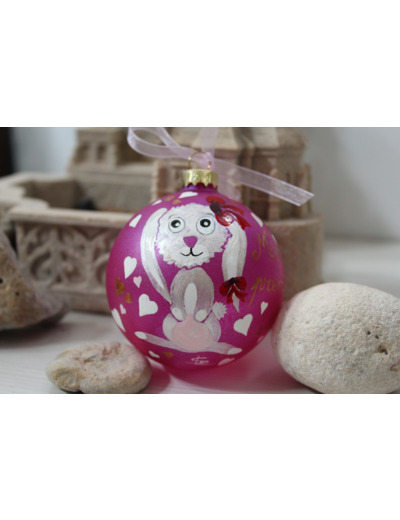 Jolie boule de noël en verre peinte à la main représentant une petite lapine coquine personnalisable par le prénom de votre choix