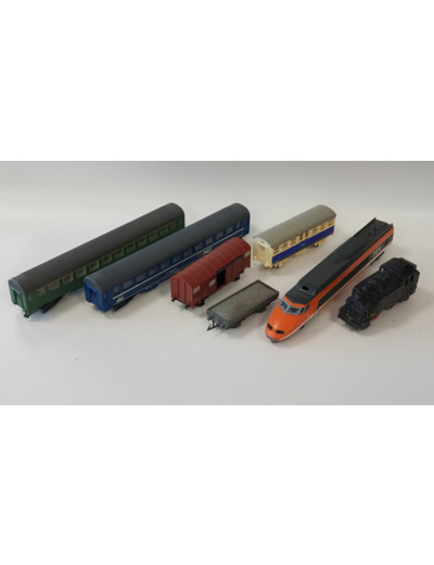 TRAIN HO LOT DE 17 WAGONS POUR PIECES DIVERSES MARQUES voir état