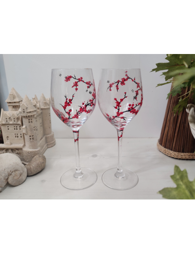 Jolis verres à vin en cristal "cerisiers du Japon" original peint à la main et décoré d'une guirlande de petites fleurs rouges