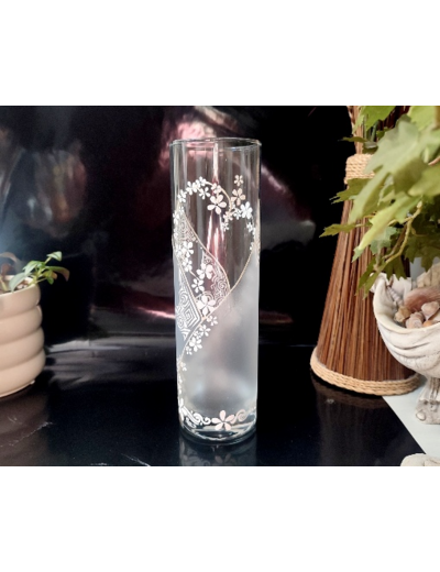 Joli vase peint à la main décoré d'une volute de jolies fleurs blanche