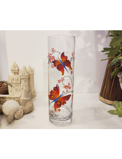Joli vase original peint à la main décoré d'une guirlande de petites fleurs rouges butinées par de jolis papillons multicolores