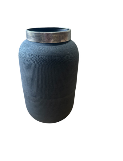 Vase noir avec anneau métallique