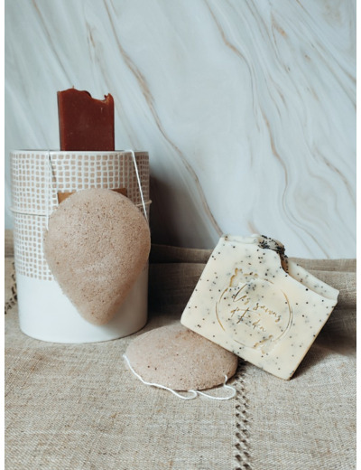 Éponge konjac aux éclats de noix.