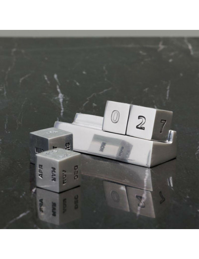 Calendrier Perpétuel Cubes argentés Aluminium 4x5x10cm